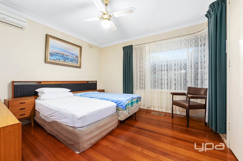 Photo - 5 Occold Court, St Albans VIC 3021 - Image 7