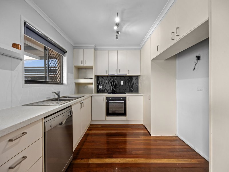 Photo - 5 Olbern Crescent, Yamanto QLD 4305 - Image 7