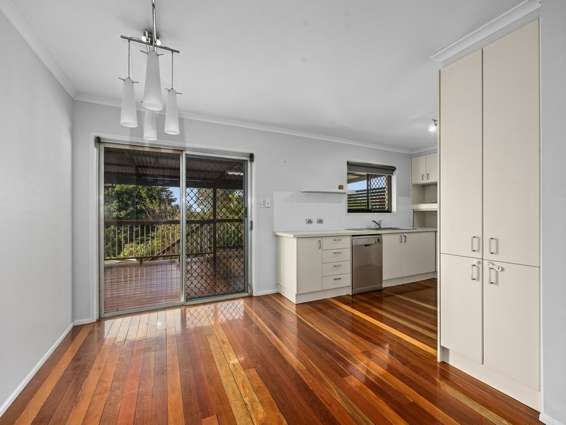 Photo - 5 Olbern Crescent, Yamanto QLD 4305 - Image 8