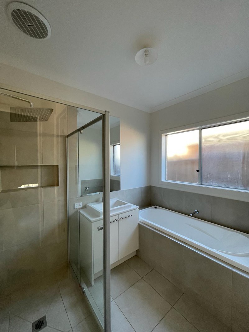 Photo - 5 Oliveto Avenue, Truganina VIC 3029 - Image 10
