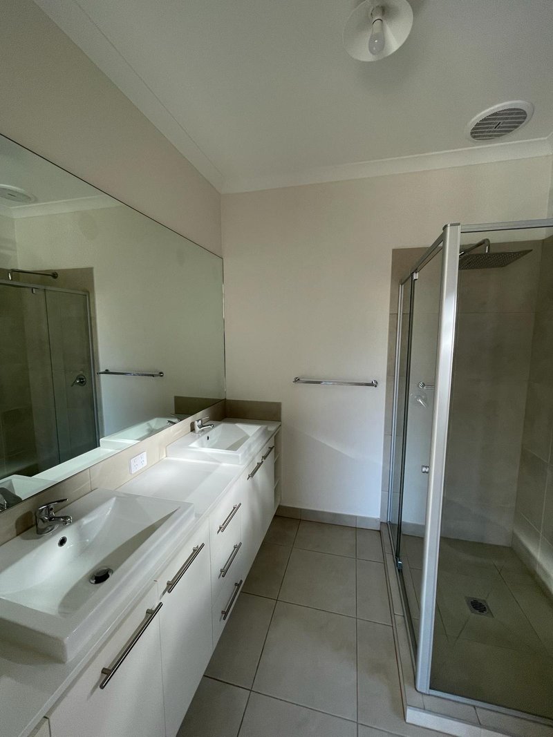 Photo - 5 Oliveto Avenue, Truganina VIC 3029 - Image 12