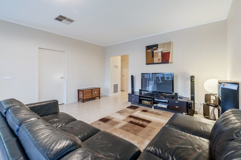 Photo - 5 Olrig Grove, Craigieburn VIC 3064 - Image 5