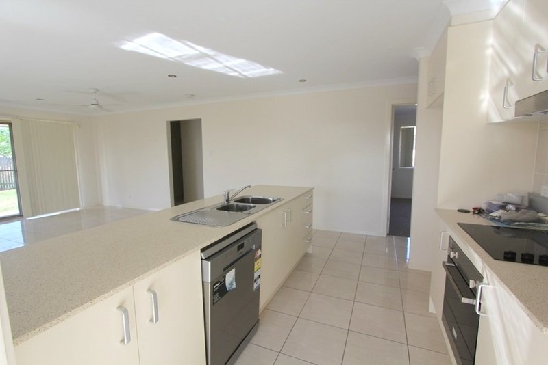 Photo - 5 Onyx Street, Emerald QLD 4720 - Image 3