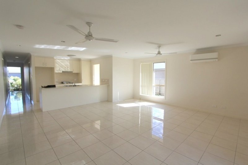 Photo - 5 Onyx Street, Emerald QLD 4720 - Image 4