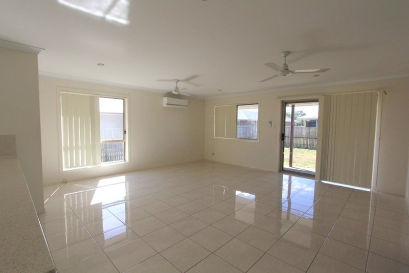 Photo - 5 Onyx Street, Emerald QLD 4720 - Image 5