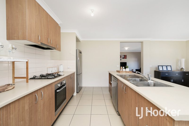 Photo - 5 Osprey Court, Pakenham VIC 3810 - Image 3