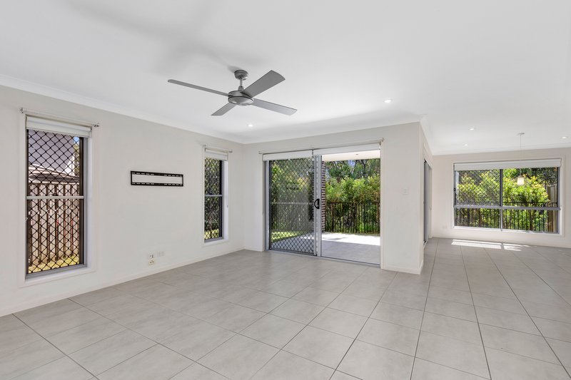 Photo - 5 Pacific Place, Pacific Pines QLD 4211 - Image 4