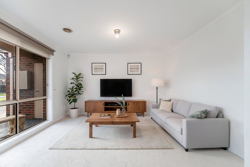 Photo - 5 Palmer Court, Roxburgh Park VIC 3064 - Image 4