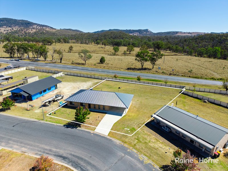 Photo - 5 Parkes Drive, Tenterfield NSW 2372 - Image 2