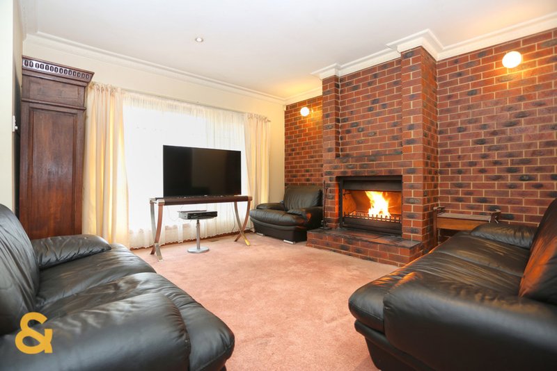 Photo - 5 Pickersgill Crescent, Roxburgh Park VIC 3064 - Image 2