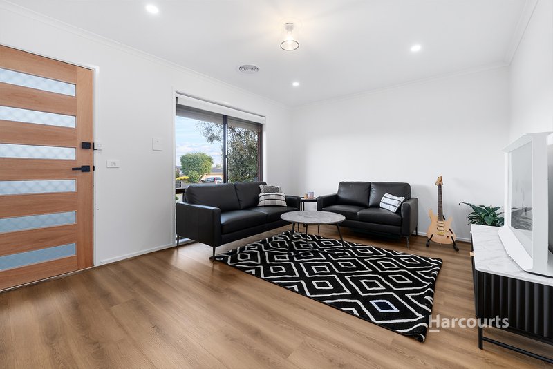 Photo - 5 Pinnacle Way, Hampton Park VIC 3976 - Image 3