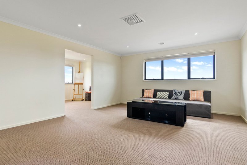 Photo - 5 Pride Grove, Wyndham Vale VIC 3024 - Image 8