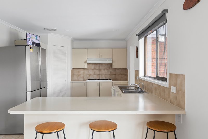 Photo - 5 Protea Court, Mill Park VIC 3082 - Image 2