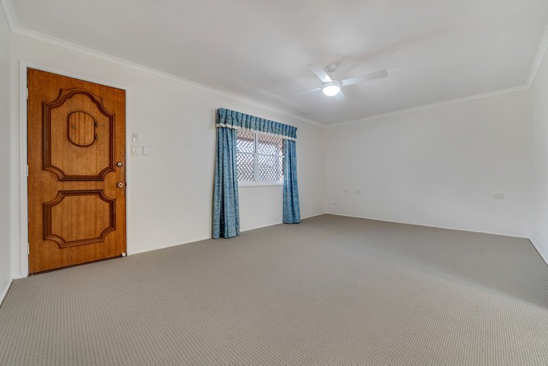 Photo - 5 Quarrian Crescent, Beenleigh QLD 4207 - Image 2