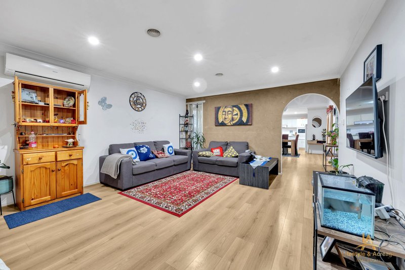 Photo - 5 Raffindale Crescent, Cranbourne West VIC 3977 - Image 4