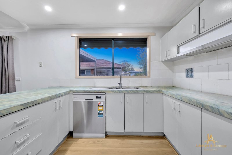 Photo - 5 Raffindale Crescent, Cranbourne West VIC 3977 - Image 9