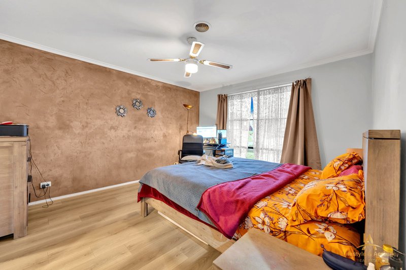 Photo - 5 Raffindale Crescent, Cranbourne West VIC 3977 - Image 10