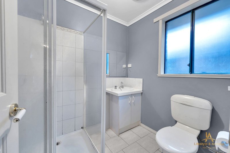 Photo - 5 Raffindale Crescent, Cranbourne West VIC 3977 - Image 12