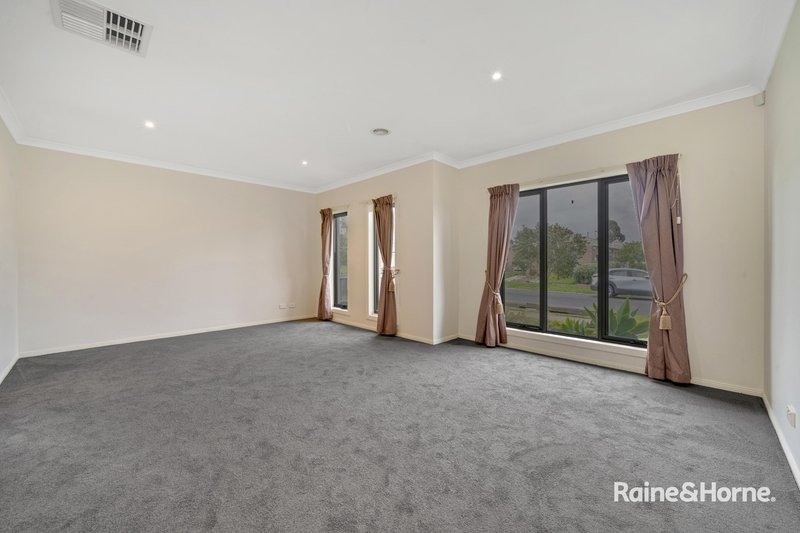 Photo - 5 Rammer Way, Cranbourne East VIC 3977 - Image 2