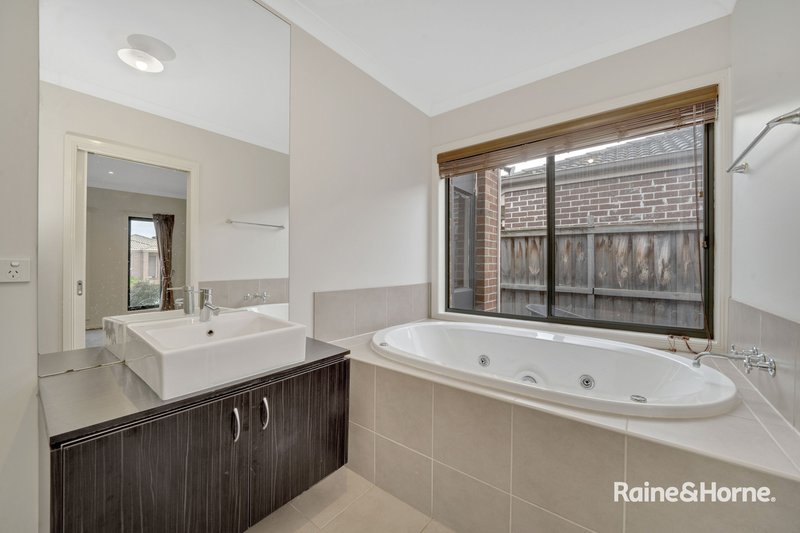 Photo - 5 Rammer Way, Cranbourne East VIC 3977 - Image 3