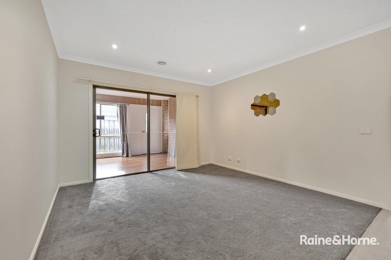 Photo - 5 Rammer Way, Cranbourne East VIC 3977 - Image 4