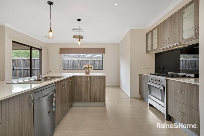 Photo - 5 Rammer Way, Cranbourne East VIC 3977 - Image 7