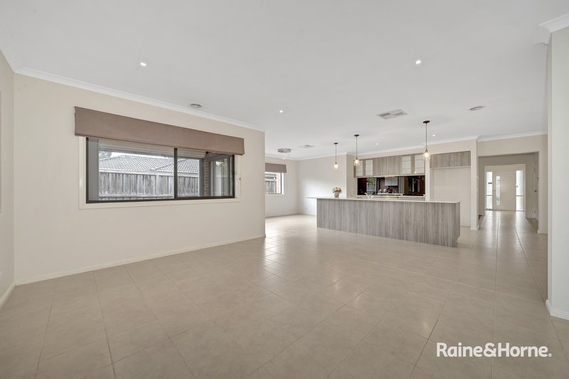 Photo - 5 Rammer Way, Cranbourne East VIC 3977 - Image 8