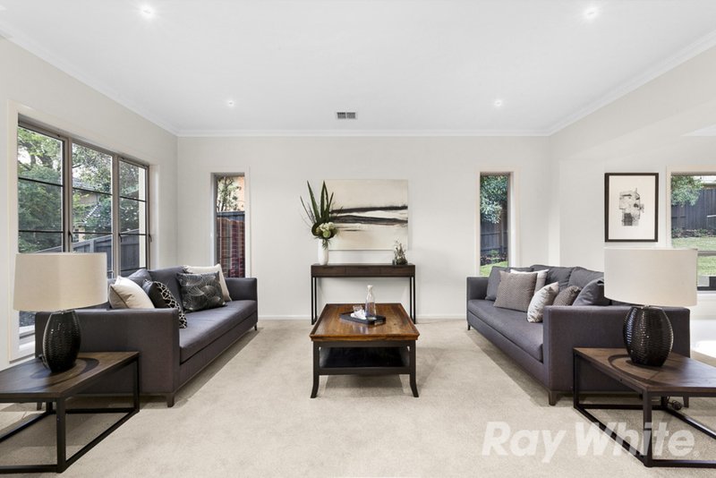 Photo - 5 Randall Court, Mount Waverley VIC 3149 - Image 2