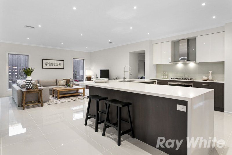 Photo - 5 Randall Court, Mount Waverley VIC 3149 - Image 5