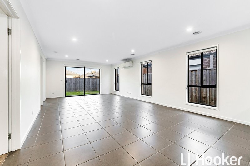 Photo - 5 Redding Street, Cranbourne East VIC 3977 - Image 2