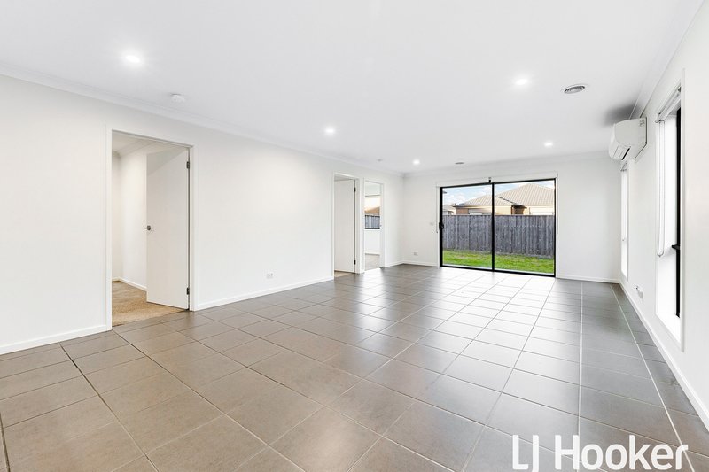 Photo - 5 Redding Street, Cranbourne East VIC 3977 - Image 3