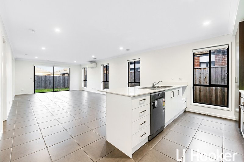 Photo - 5 Redding Street, Cranbourne East VIC 3977 - Image 6