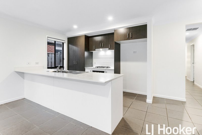 Photo - 5 Redding Street, Cranbourne East VIC 3977 - Image 7