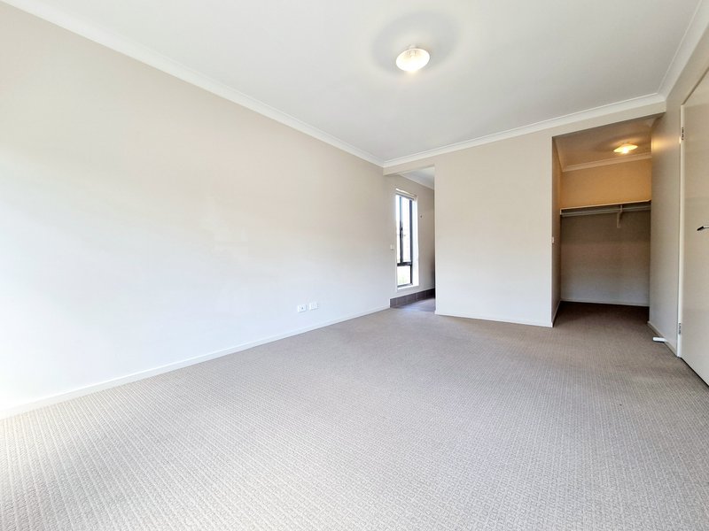 Photo - 5 Reefside Way, Point Cook VIC 3030 - Image 2