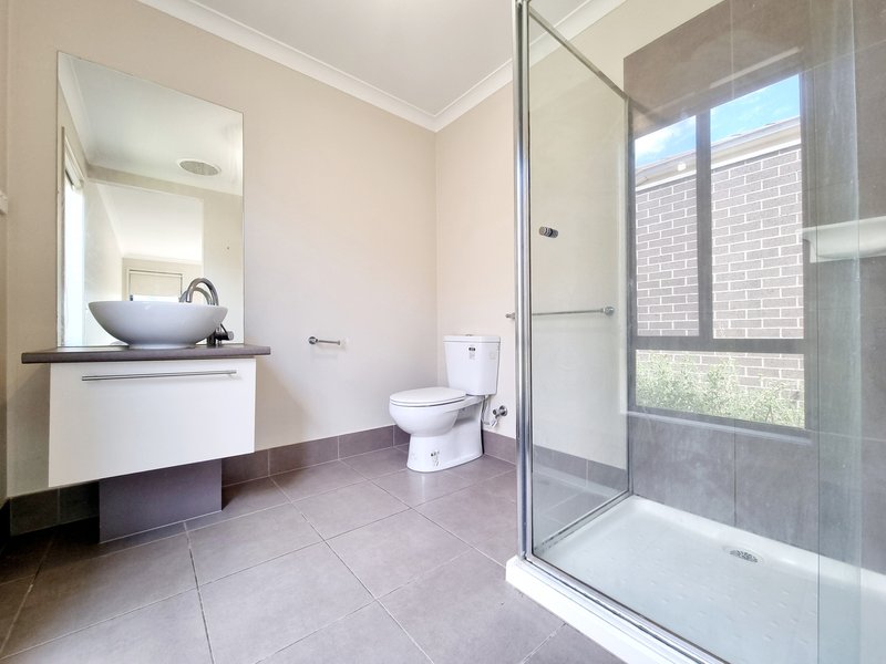 Photo - 5 Reefside Way, Point Cook VIC 3030 - Image 3