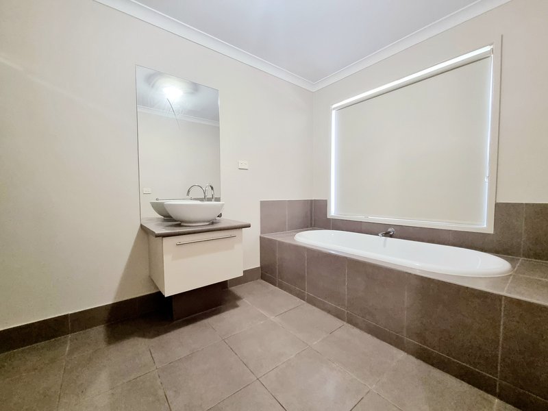 Photo - 5 Reefside Way, Point Cook VIC 3030 - Image 6