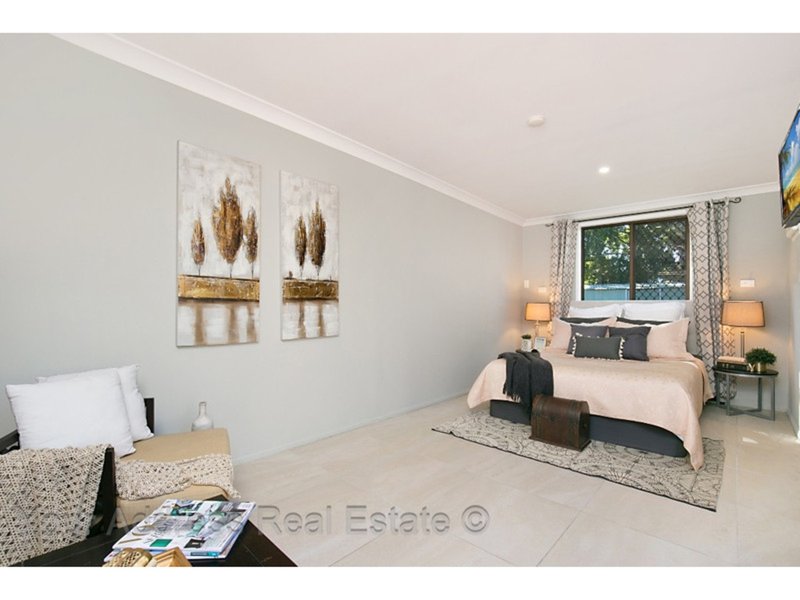 Photo - 5 Regency Drive, Regents Park QLD 4118 - Image 9