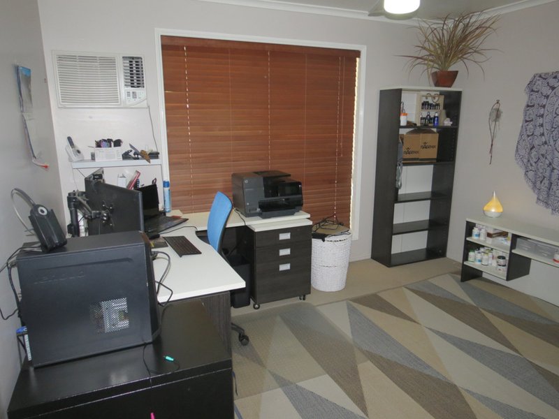 Photo - 5 Reo Place, Emerald QLD 4720 - Image 11