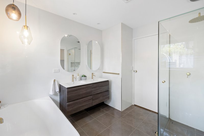 Photo - 5 Rimfire Crescent, Cranbourne VIC 3977 - Image 14