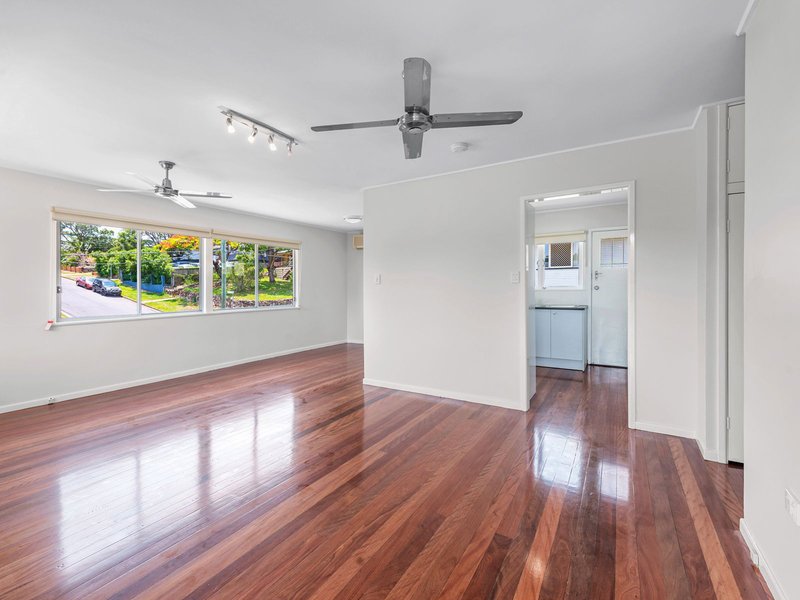 Photo - 5 Risdon Street, Chermside West QLD 4032 - Image 4