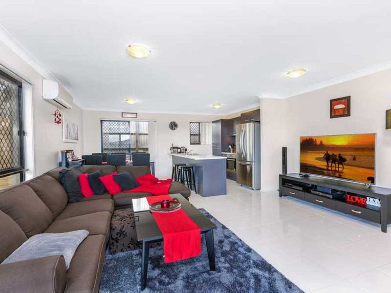 Photo - 5 Rise Circuit, Pacific Pines QLD 4211 - Image 3