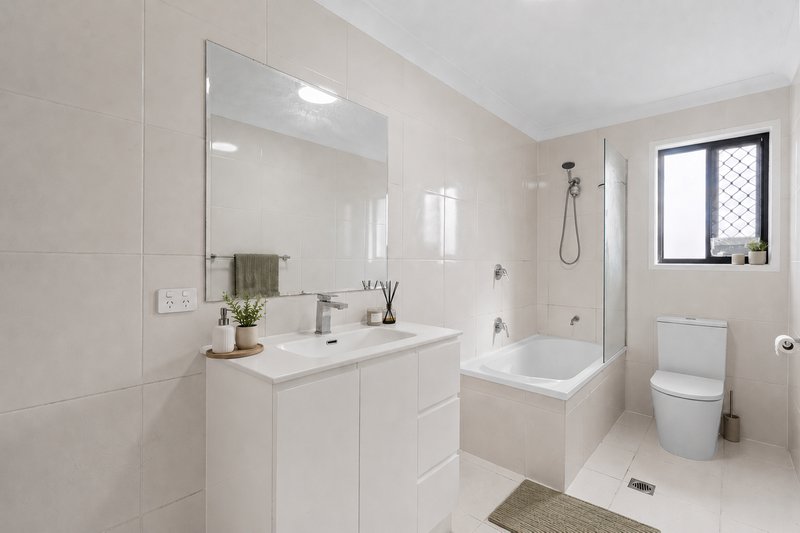 Photo - 5 Rise Circuit, Pacific Pines QLD 4211 - Image 14