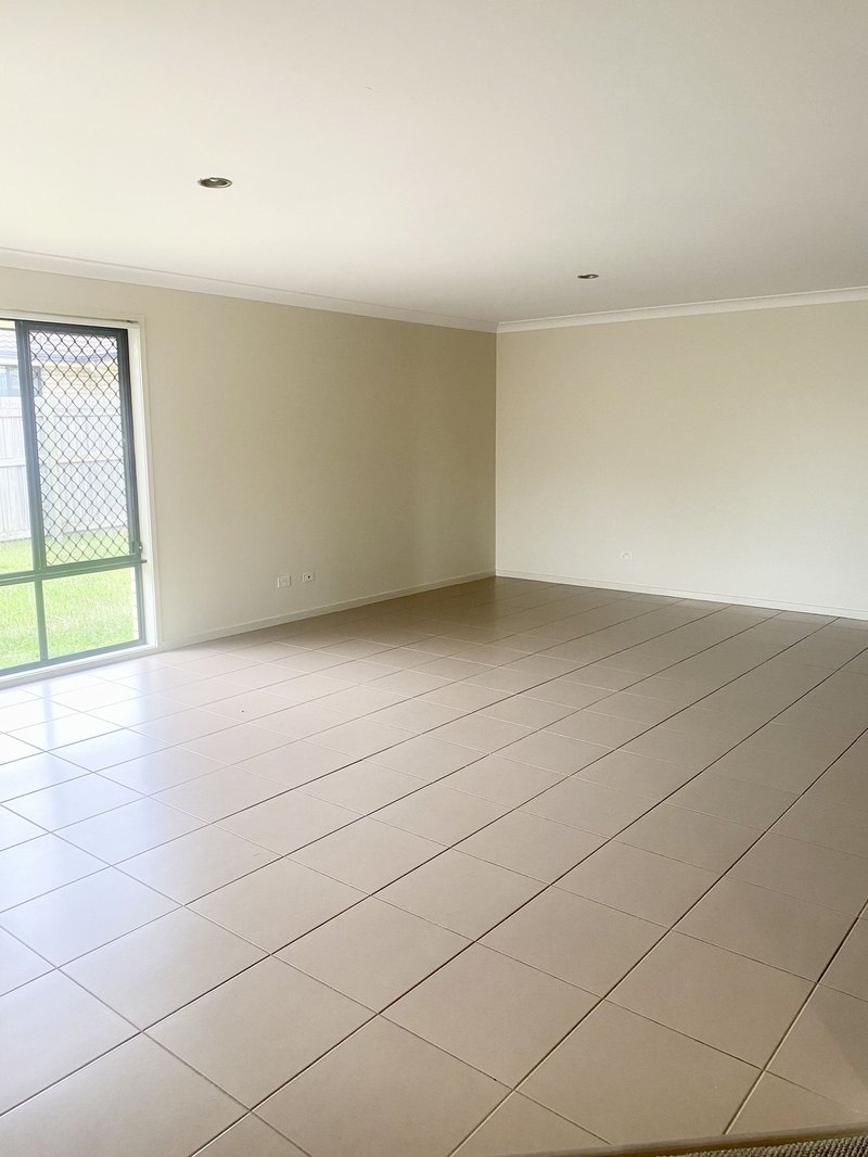 Photo - 5 Robinia Court, Morayfield QLD 4506 - Image 9