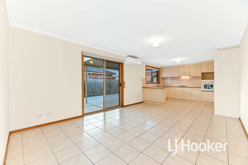 Photo - 5 Rossi Close, Pakenham VIC 3810 - Image 4