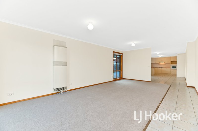 Photo - 5 Rossi Close, Pakenham VIC 3810 - Image 7