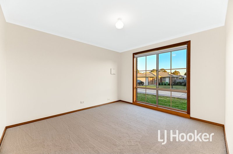 Photo - 5 Rossi Close, Pakenham VIC 3810 - Image 8