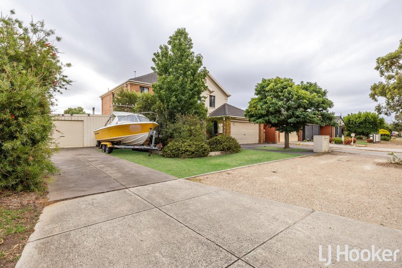 Photo - 5 Russell Court, Brookfield VIC 3338 - Image 2