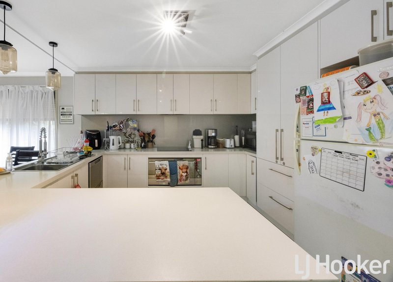 Photo - 5 Russell Court, Brookfield VIC 3338 - Image 7