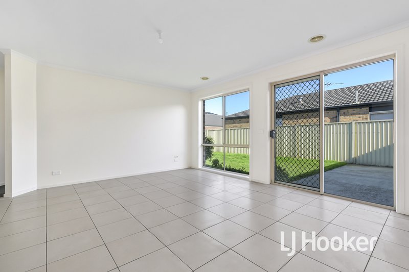 Photo - 5 Salvia Avenue, Pakenham VIC 3810 - Image 4