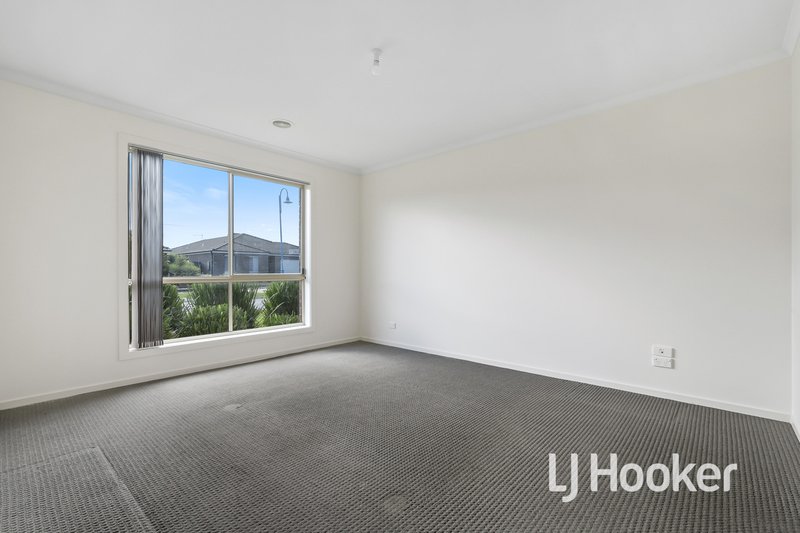 Photo - 5 Salvia Avenue, Pakenham VIC 3810 - Image 8